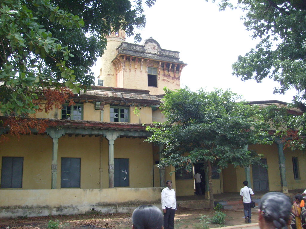 Entrance to Kumbakonam College today.