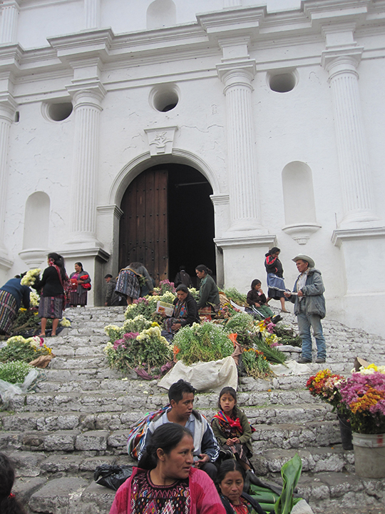 Venta de flores a la salida de una iglesia en Chichicastenango, Guatemala .